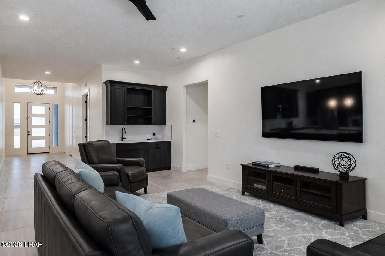1631 E Laurel Dr - Photo 3 of 50