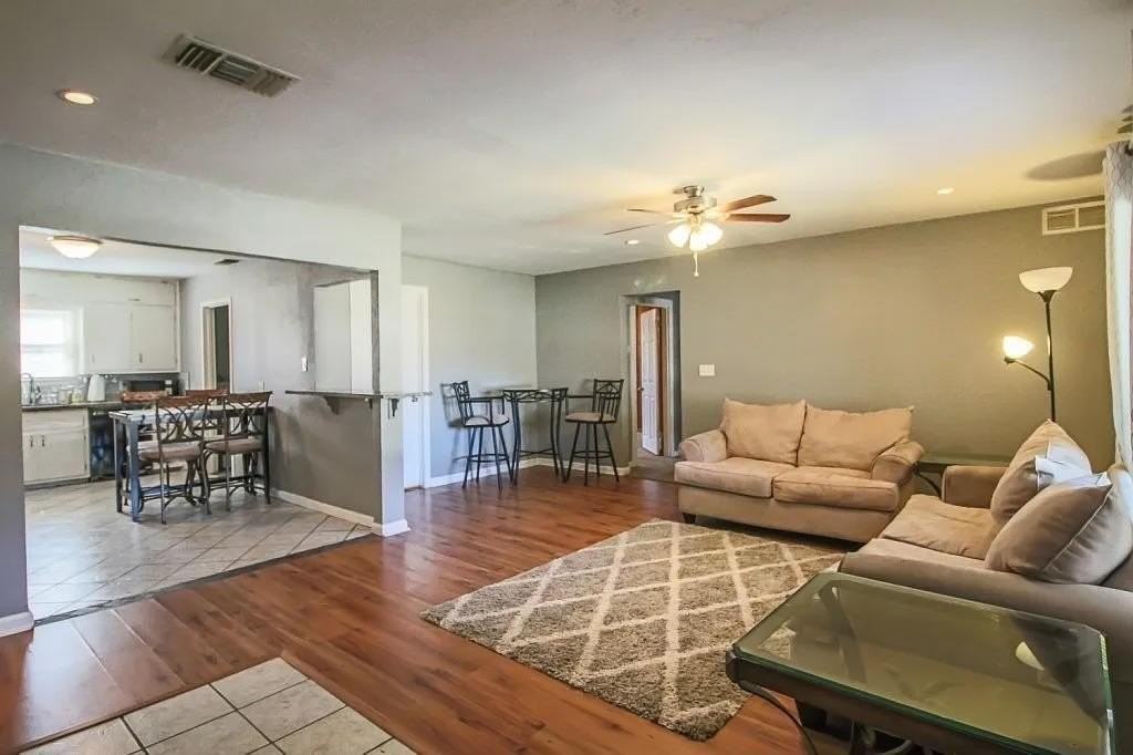 3011 37th St - Photo 3 of 11