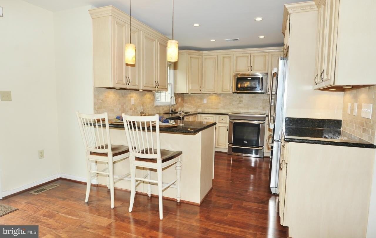 7411 Salford Ct - Photo 4 of 29