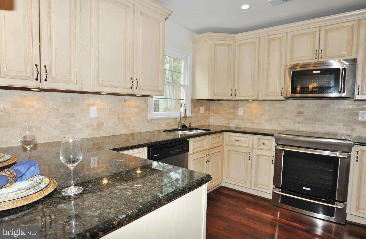 7411 Salford Ct - Photo 5 of 29