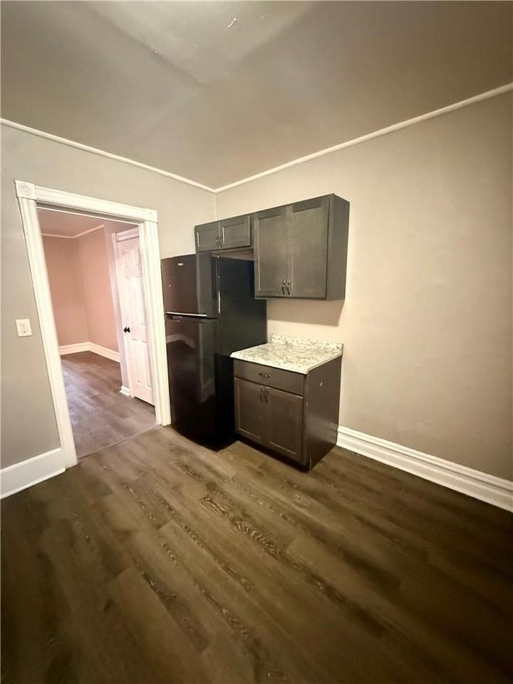 716 E 4th St #3 - Photo 3 of 10