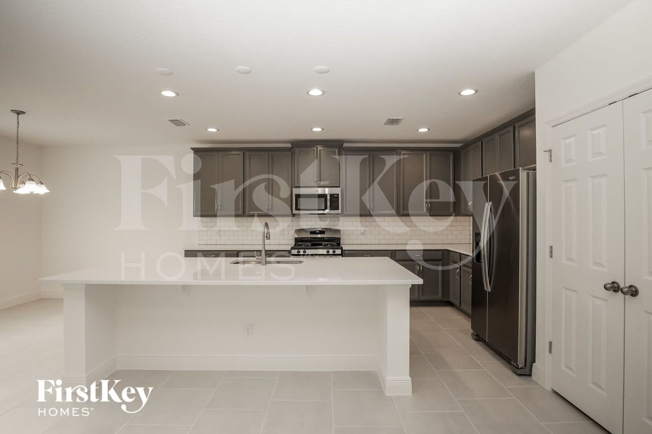 681 Blackstone St - Photo 4 of 15