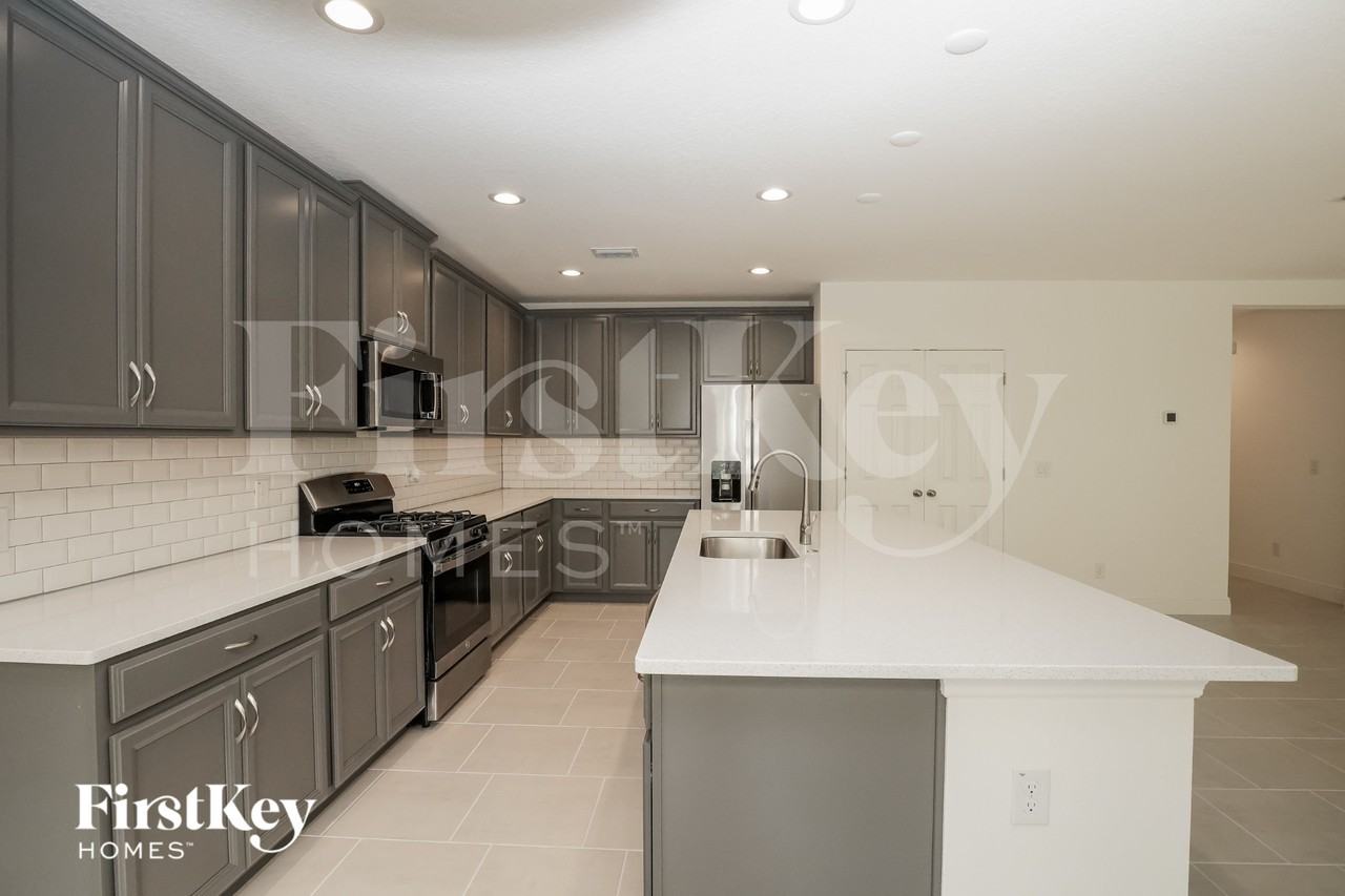681 Blackstone St - Photo 5 of 15