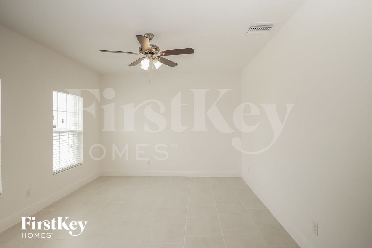 681 Blackstone St - Photo 6 of 15
