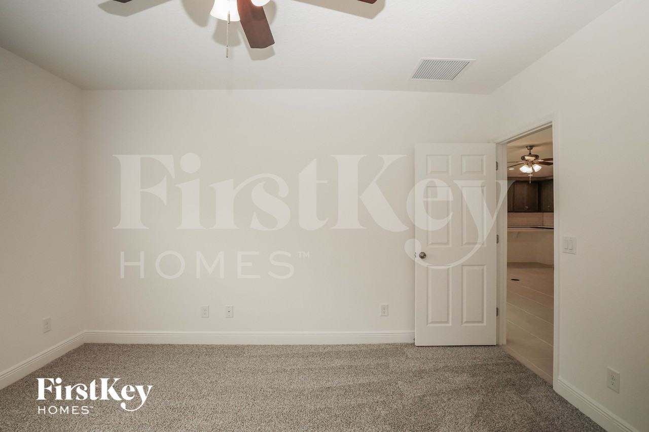 681 Blackstone St - Photo 7 of 15