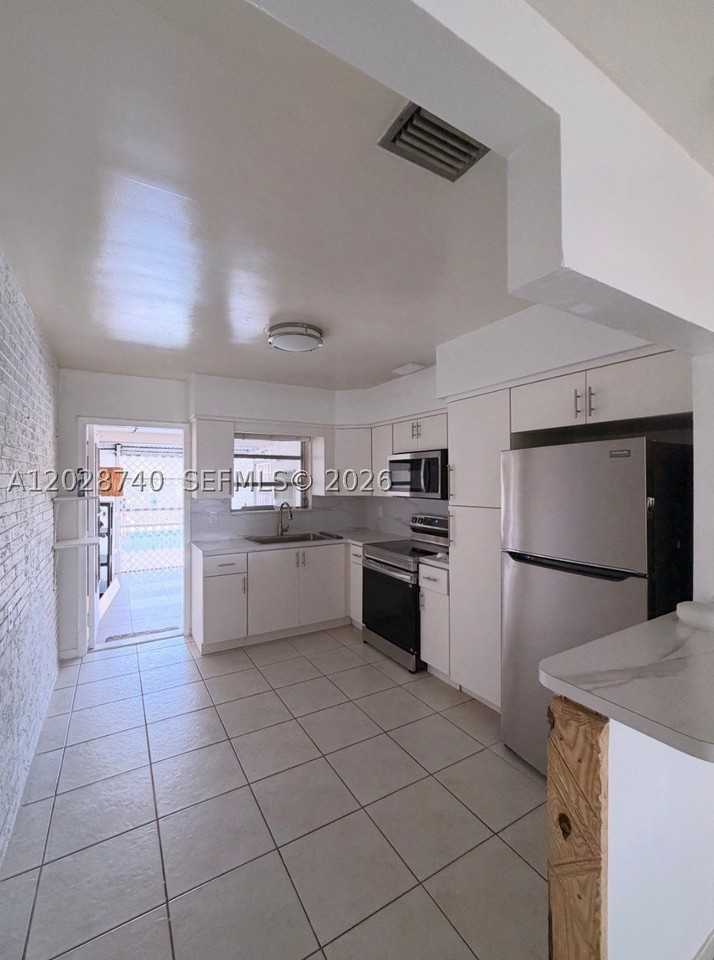 1077 Sw 2nd St #2 - Photo 6 of 15