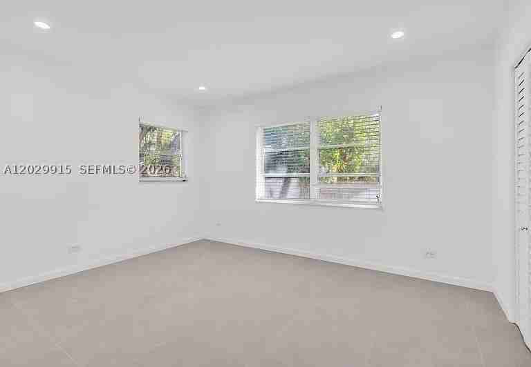 545 Ne 64th St #1 - Photo 4 of 11