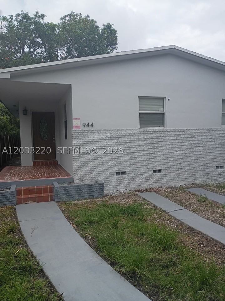 944 Nw 51st St - Photo 2 of 21