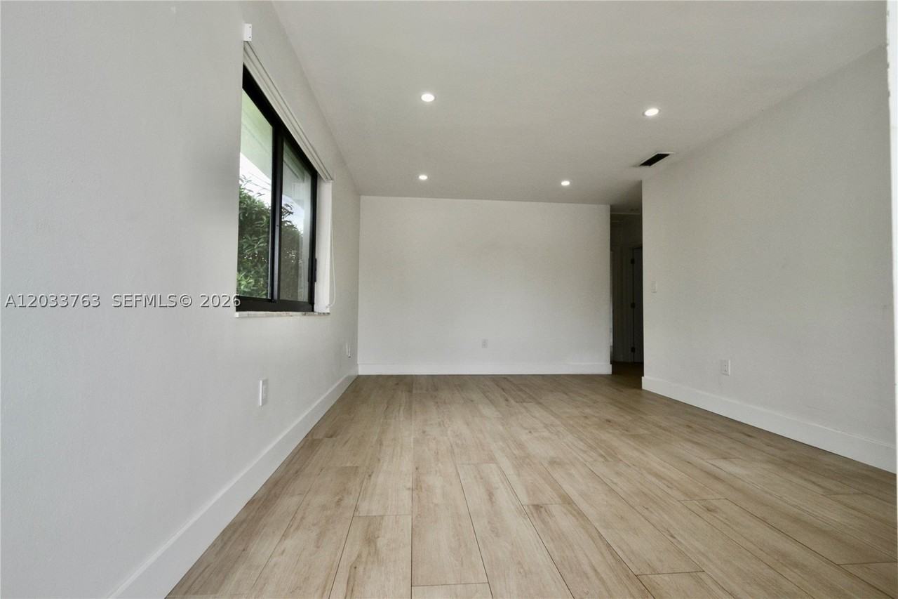 3143 Sw 26th St #3143 - Photo 3 of 10