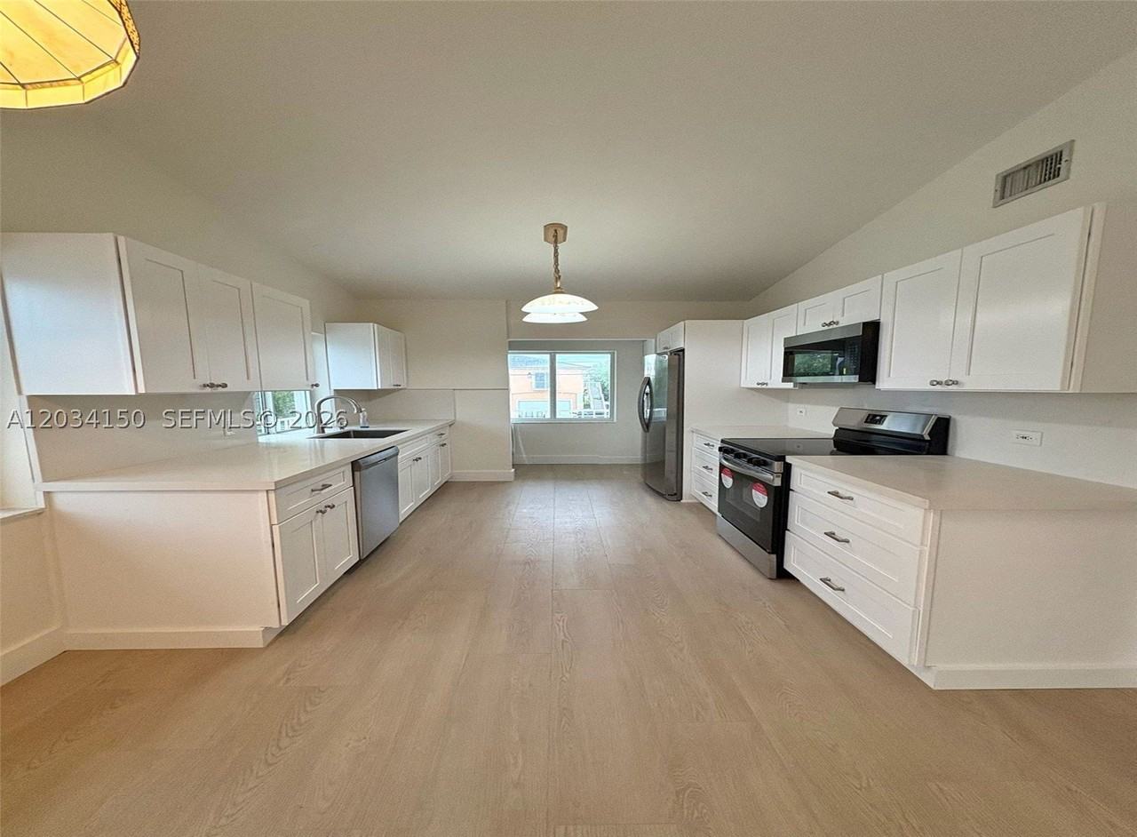 136 Marina Ave #EAST - Photo 3 of 13
