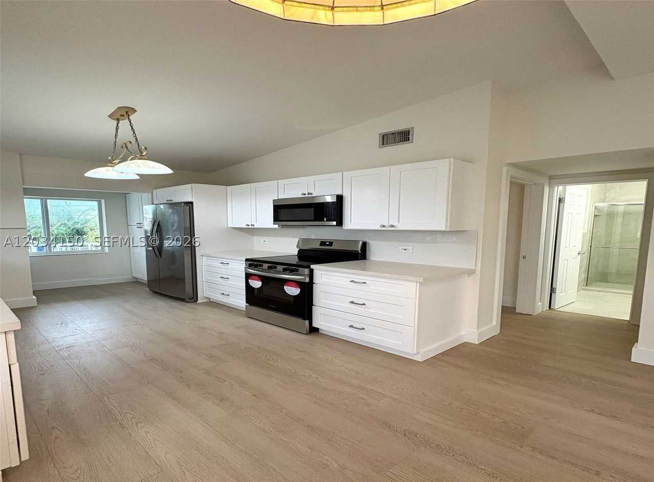 136 Marina Ave #EAST - Photo 4 of 13