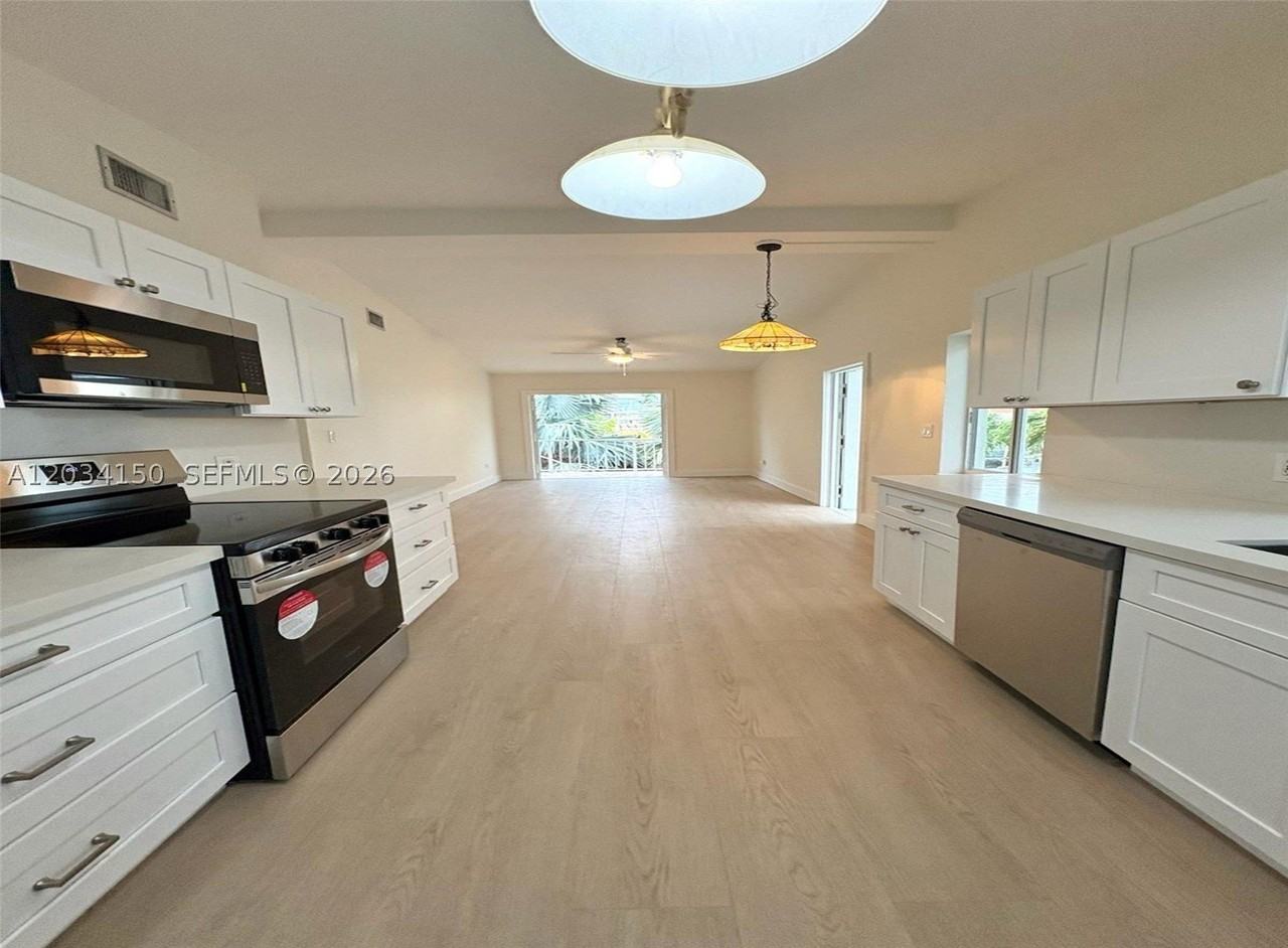 136 Marina Ave #EAST - Photo 5 of 13