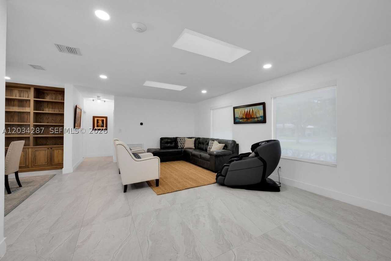 6860 Sw 99th Ter - Photo 5 of 46