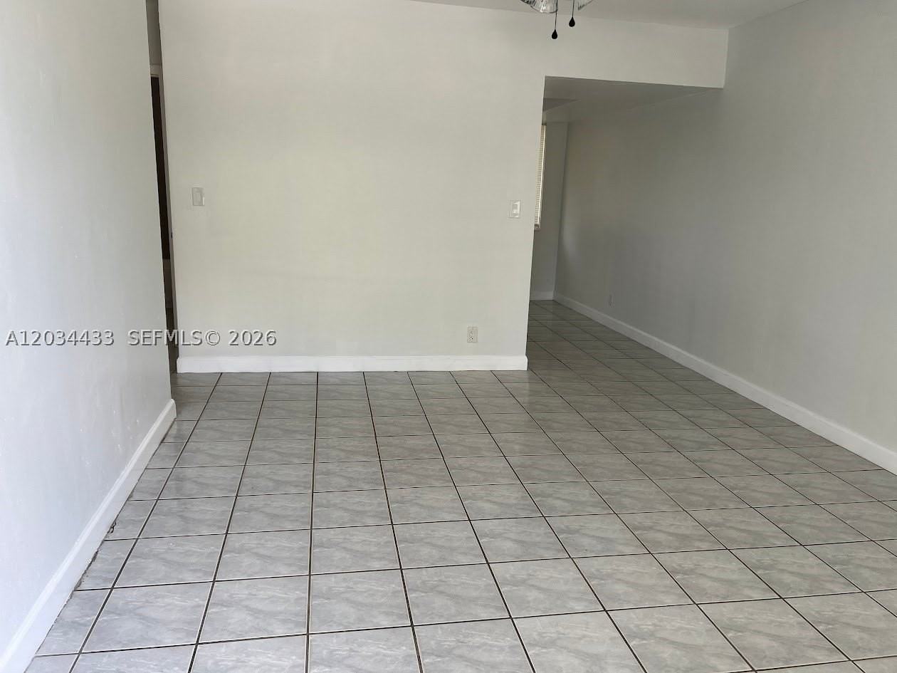 910 N 56th Ave #1 - Photo 3 of 15