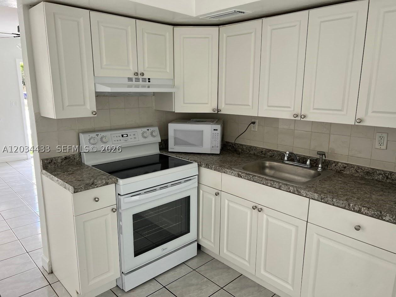 910 N 56th Ave #1 - Photo 4 of 15
