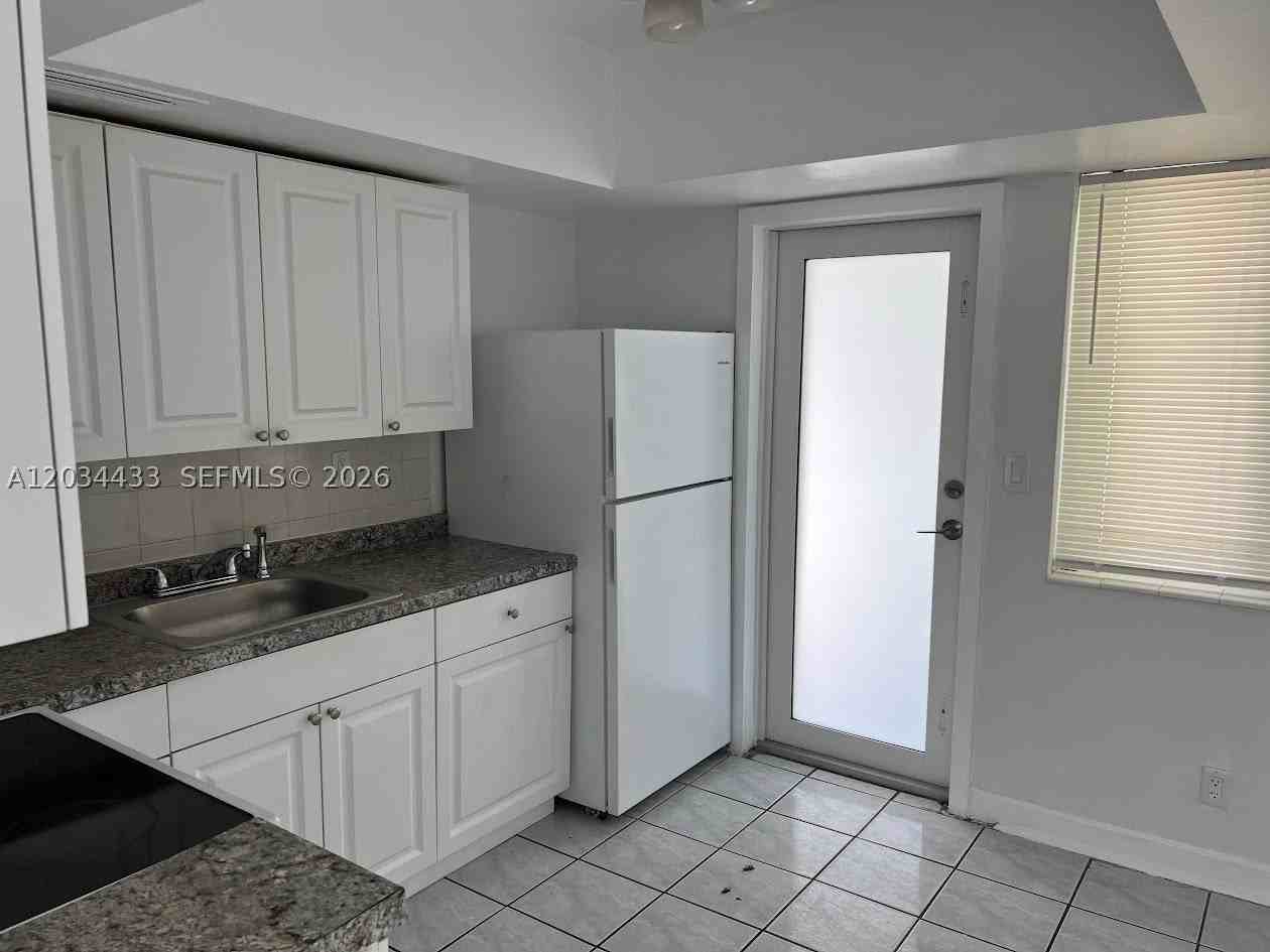 910 N 56th Ave #1 - Photo 5 of 15