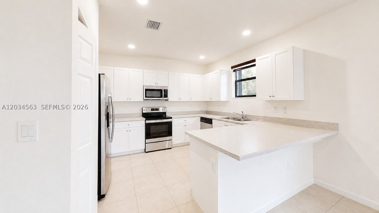 2434 Ne 1st St #2434 - Photo 2 of 32