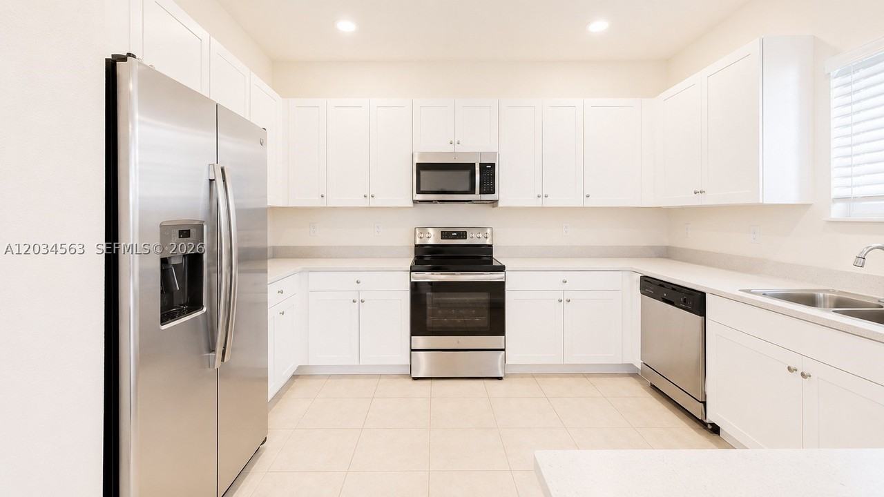 2434 Ne 1st St #2434 - Photo 3 of 32