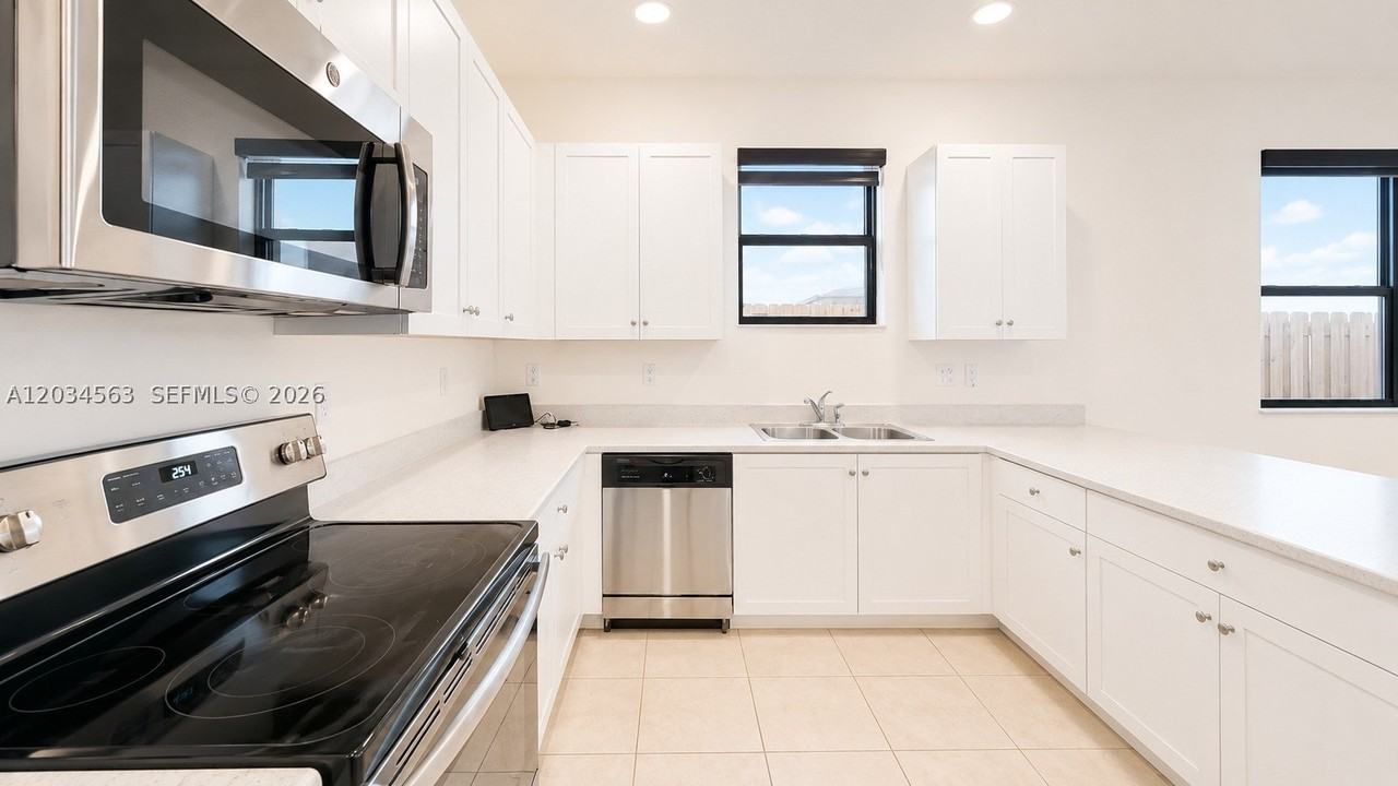2434 Ne 1st St #2434 - Photo 4 of 32
