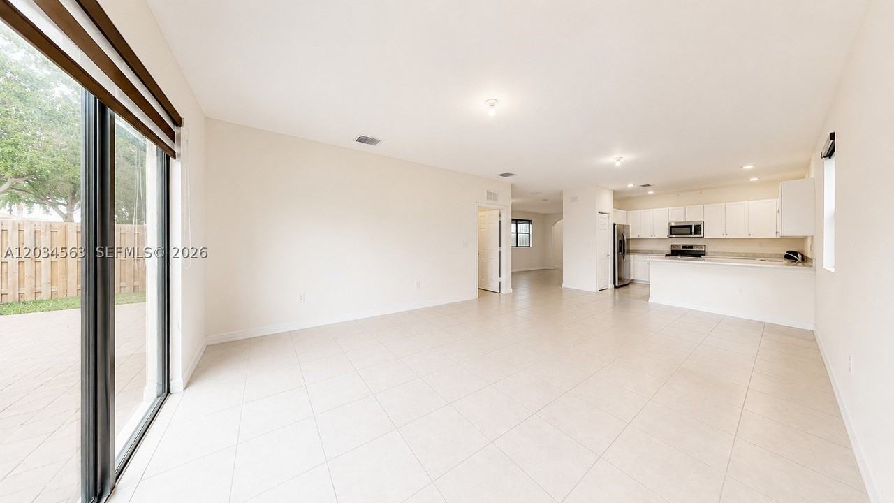2434 Ne 1st St #2434 - Photo 6 of 32