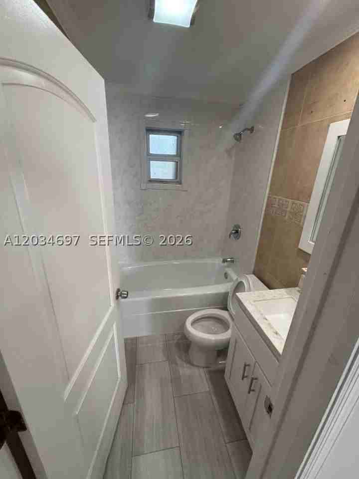 5606 Farragut St - Photo 4 of 9