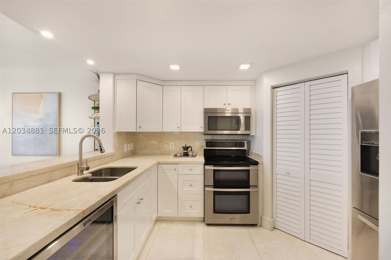 701 Brickell Key Blvd #901 - Photo 6 of 20