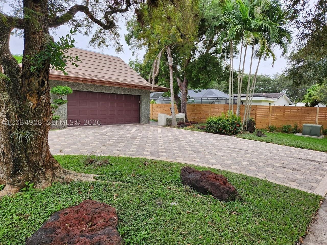 5860 Sw 8th St - Photo 6 of 7