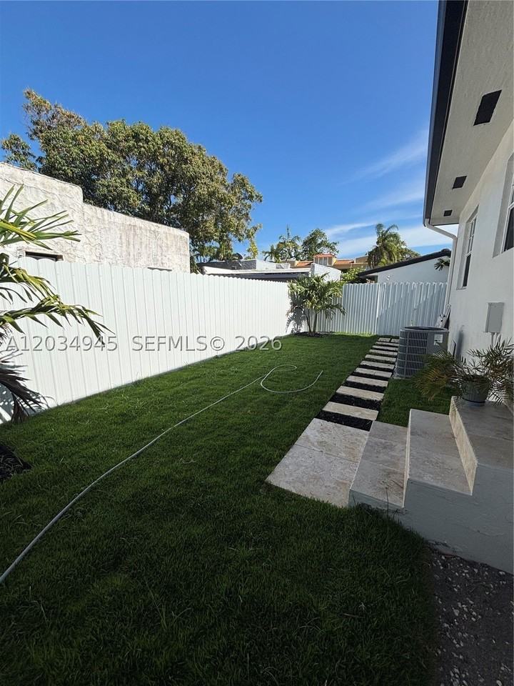 3606 Sw 17th St #1 - Photo 4 of 21