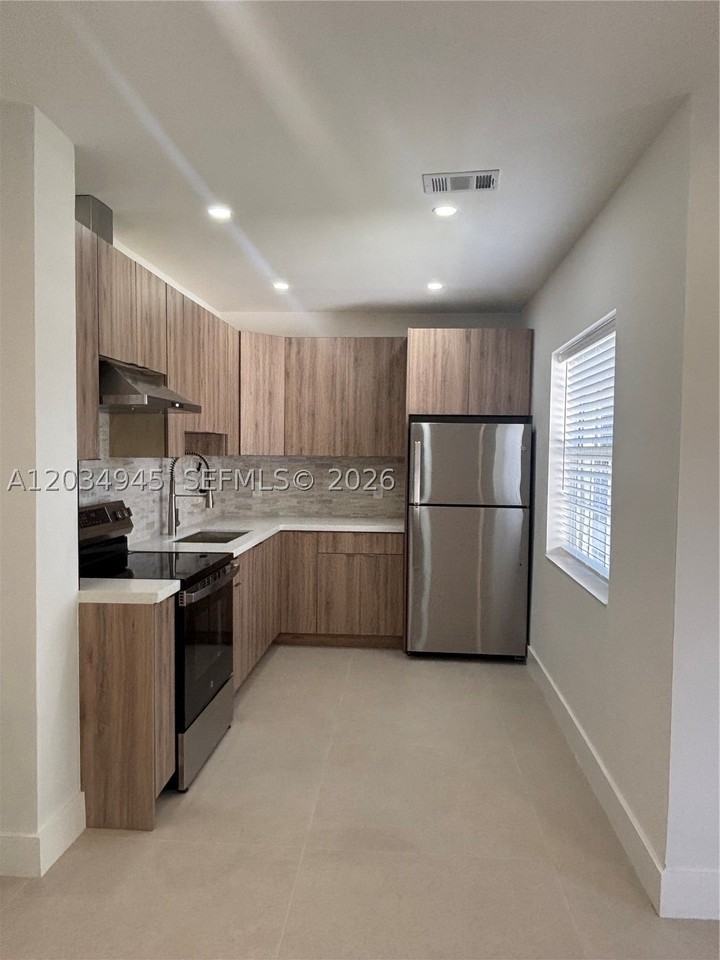 3606 Sw 17th St #1 - Photo 6 of 21