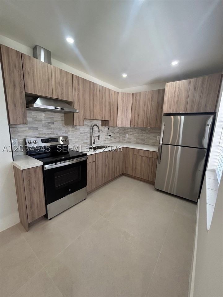 3606 Sw 17th St #1 - Photo 7 of 21