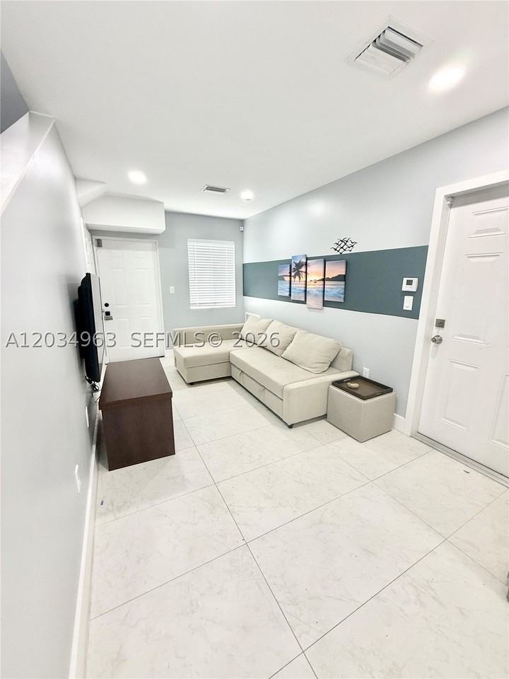 932 Nw 2nd St - Photo 2 of 29