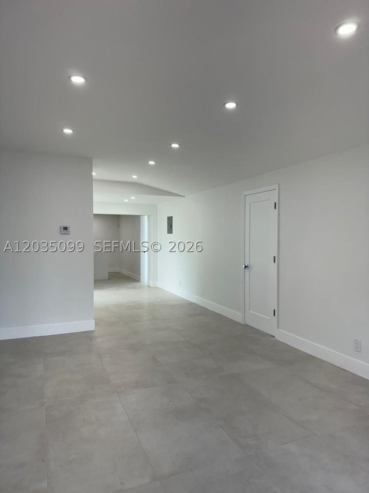 4028 Sw 49th Ct - Photo 3 of 35