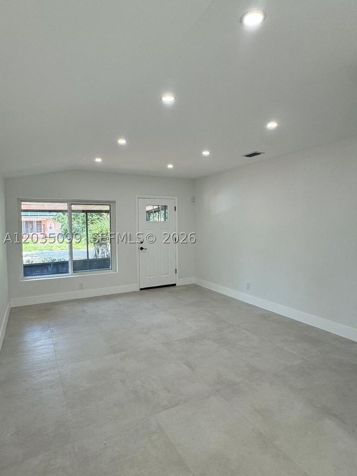 4028 Sw 49th Ct - Photo 5 of 35