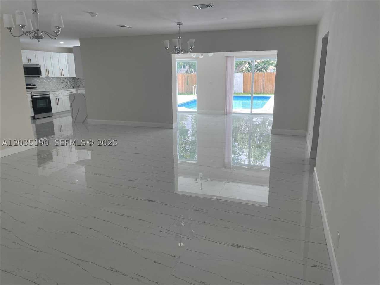 4241 Thomas St - Photo 5 of 33