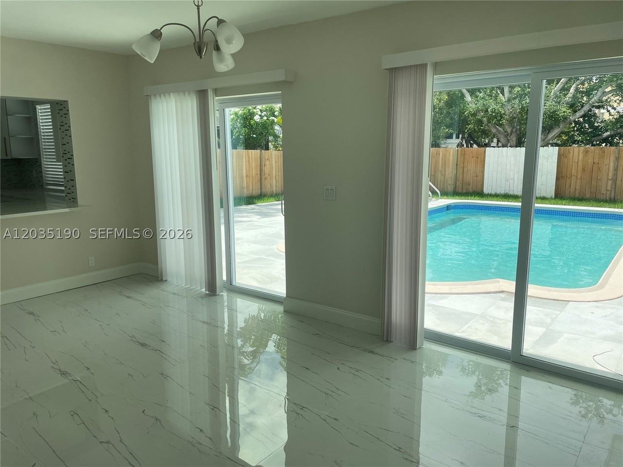 4241 Thomas St - Photo 6 of 33