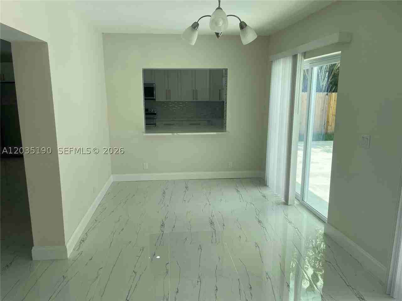 4241 Thomas St - Photo 7 of 33