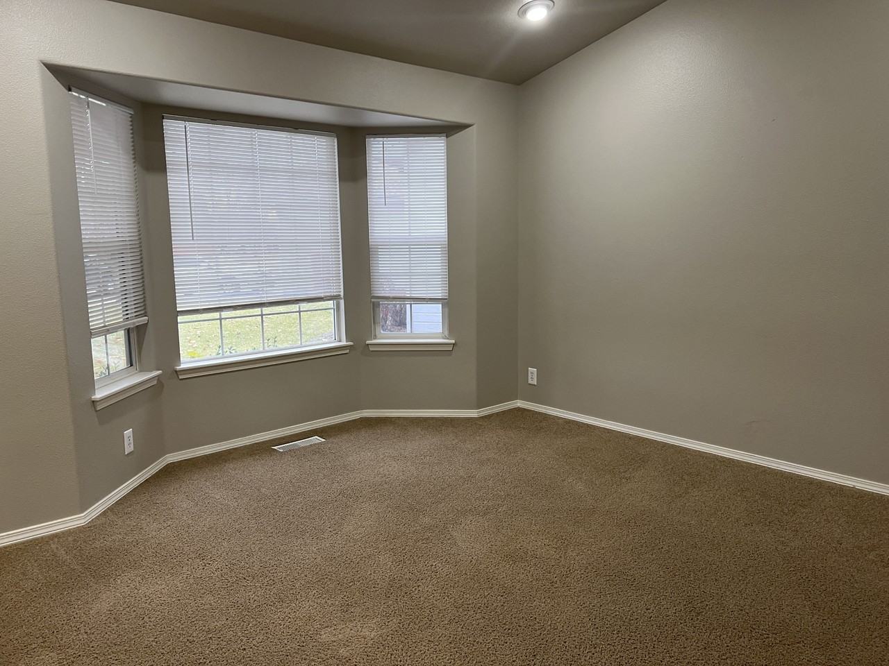 3050 N Cape Cod Ave - Photo 7 of 9