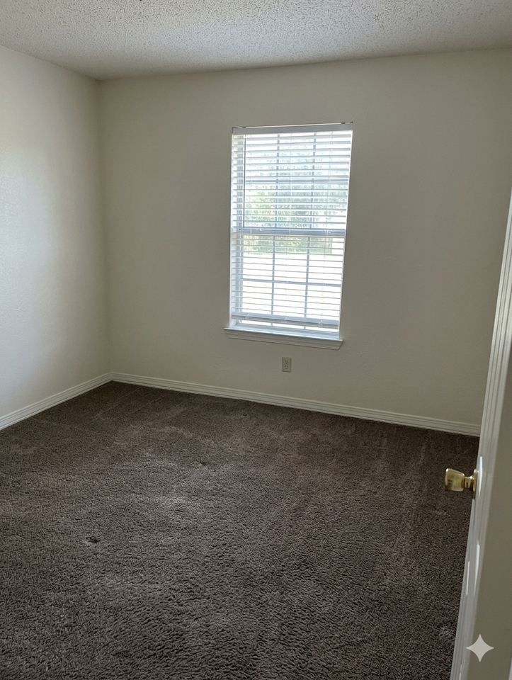 14411 Pine St #4 - Photo 3 of 5