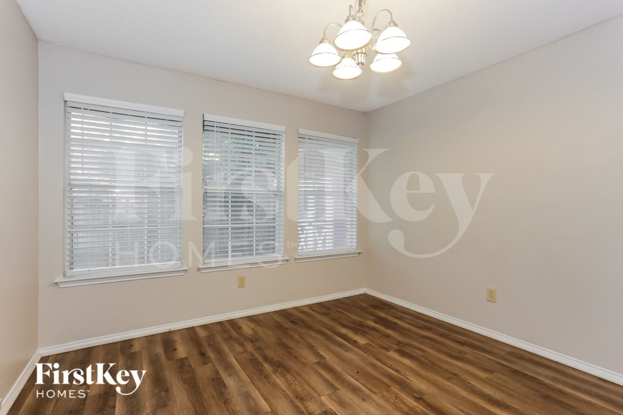 714 Windridge Ln - Photo 5 of 17
