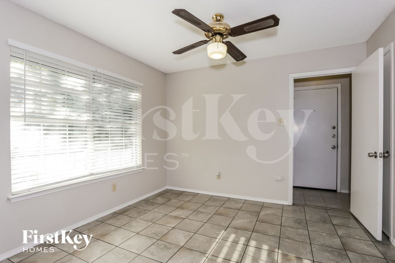 714 Windridge Ln - Photo 6 of 17
