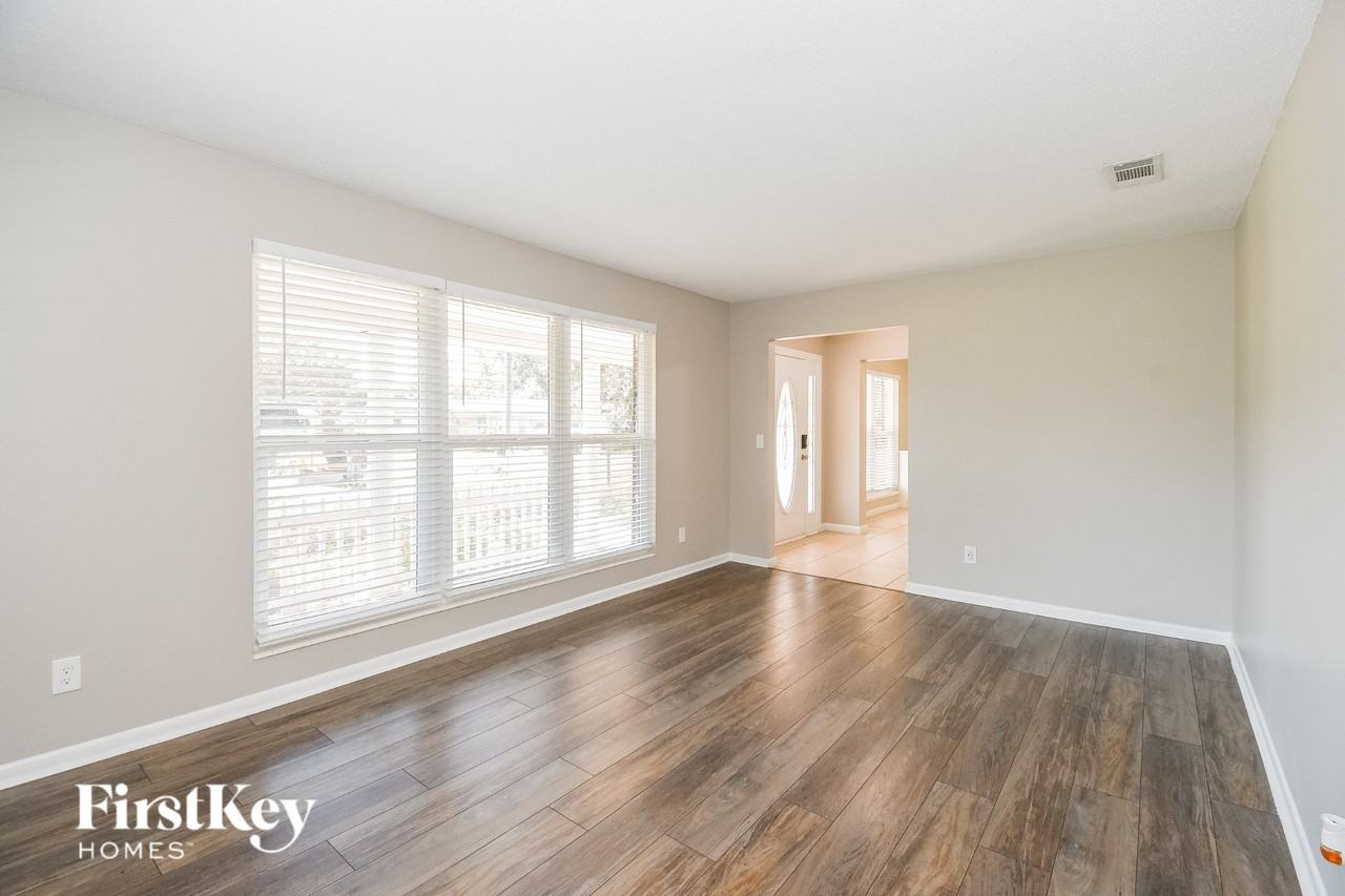 8801 Coventry Ct - Photo 3 of 15