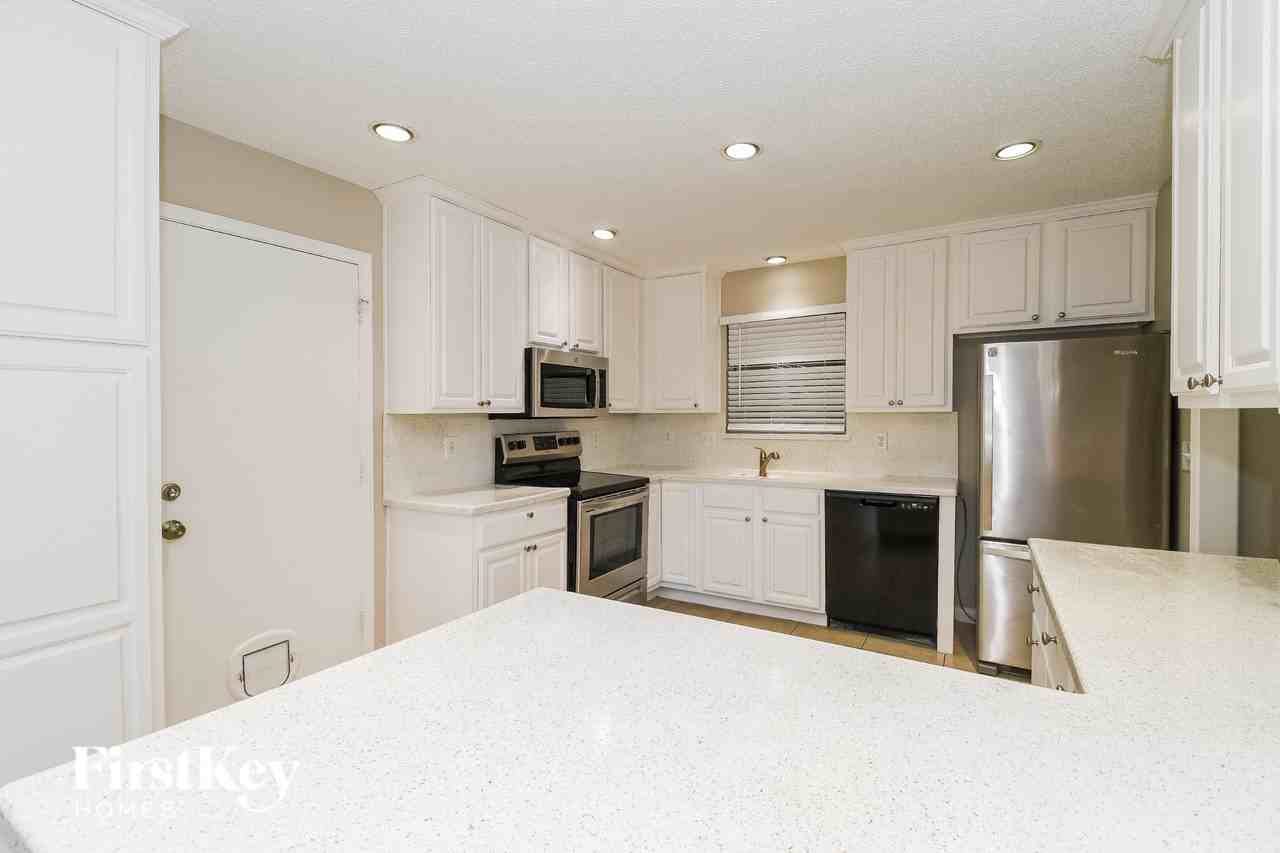 8801 Coventry Ct - Photo 4 of 15