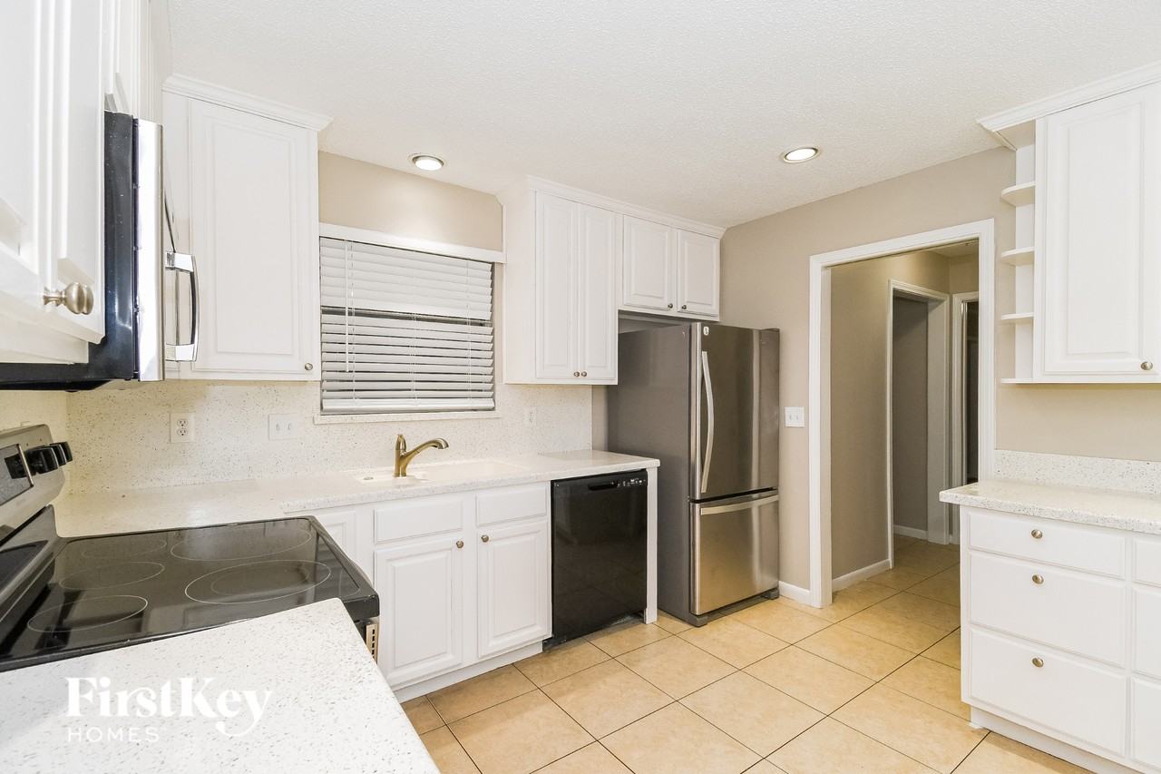 8801 Coventry Ct - Photo 5 of 15