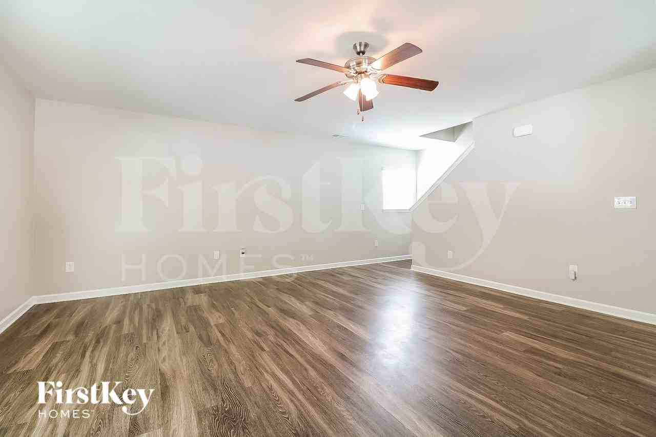 310 Sawyer Ln N - Photo 3 of 15