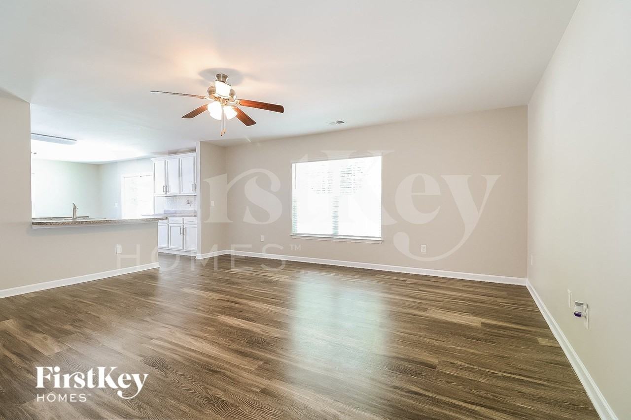 310 Sawyer Ln N - Photo 4 of 15