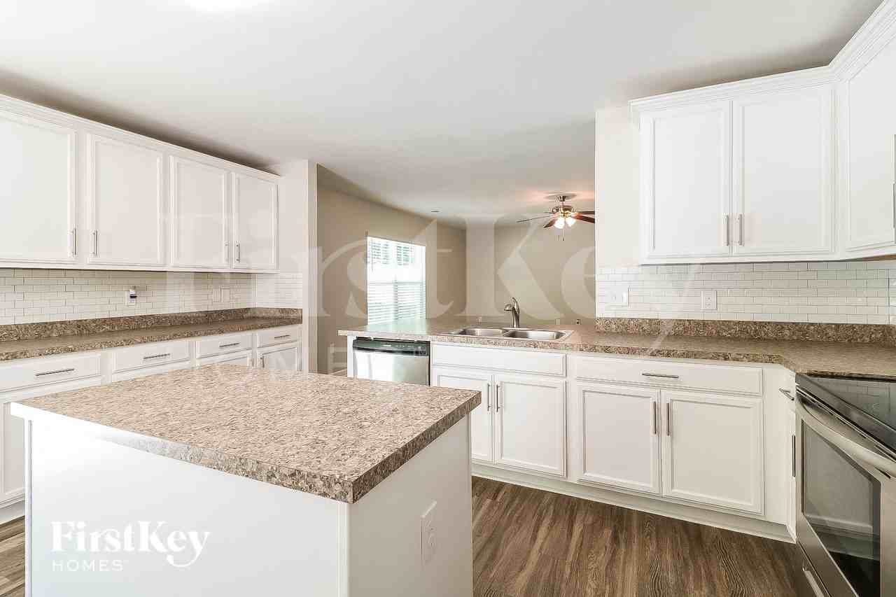 310 Sawyer Ln N - Photo 6 of 15
