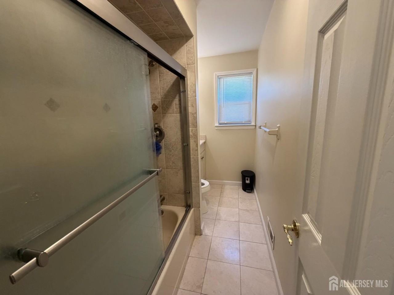 911 Yorkshire Dr - Photo 5 of 9
