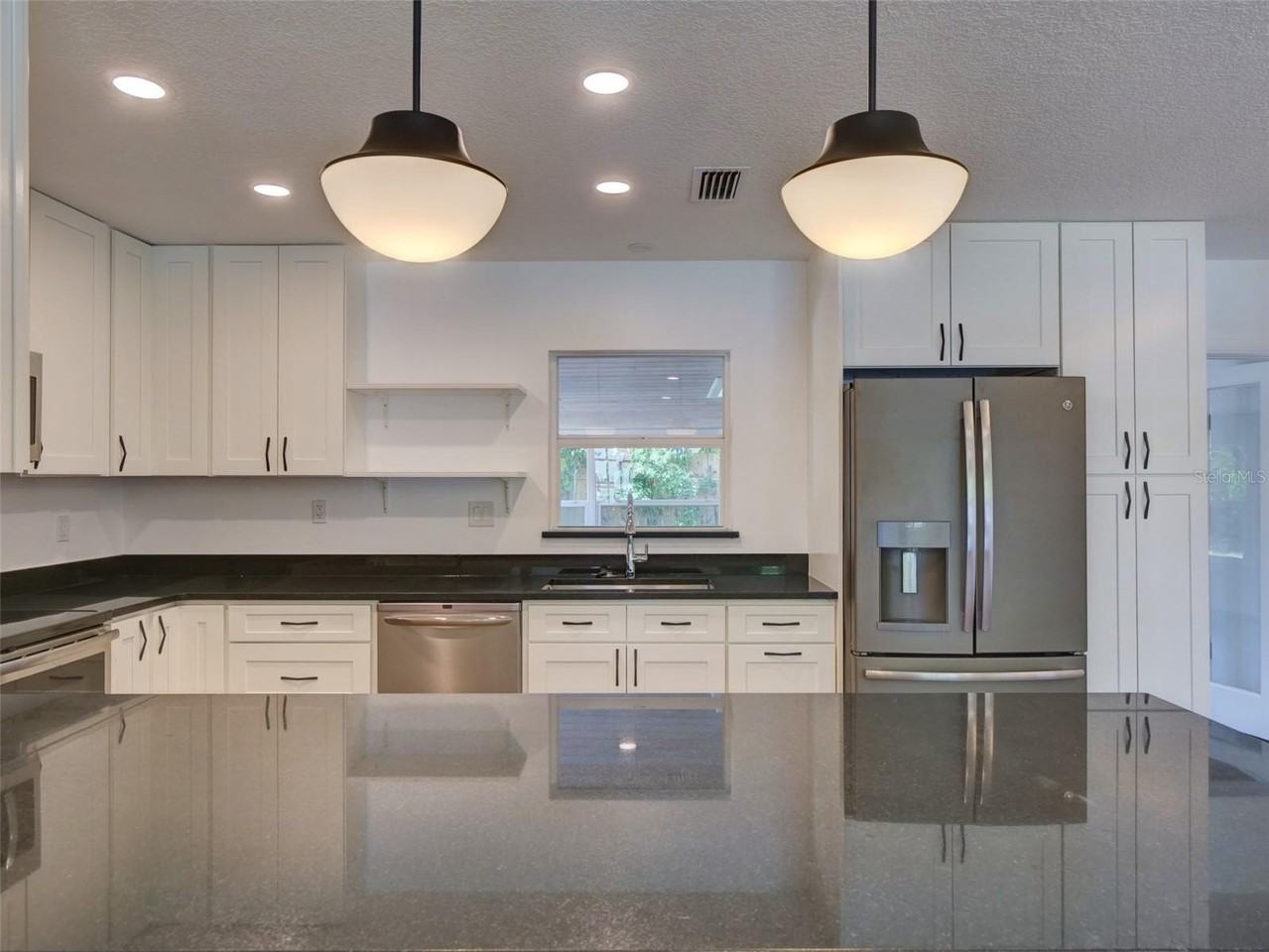 305 Sunset Dr - Photo 3 of 32