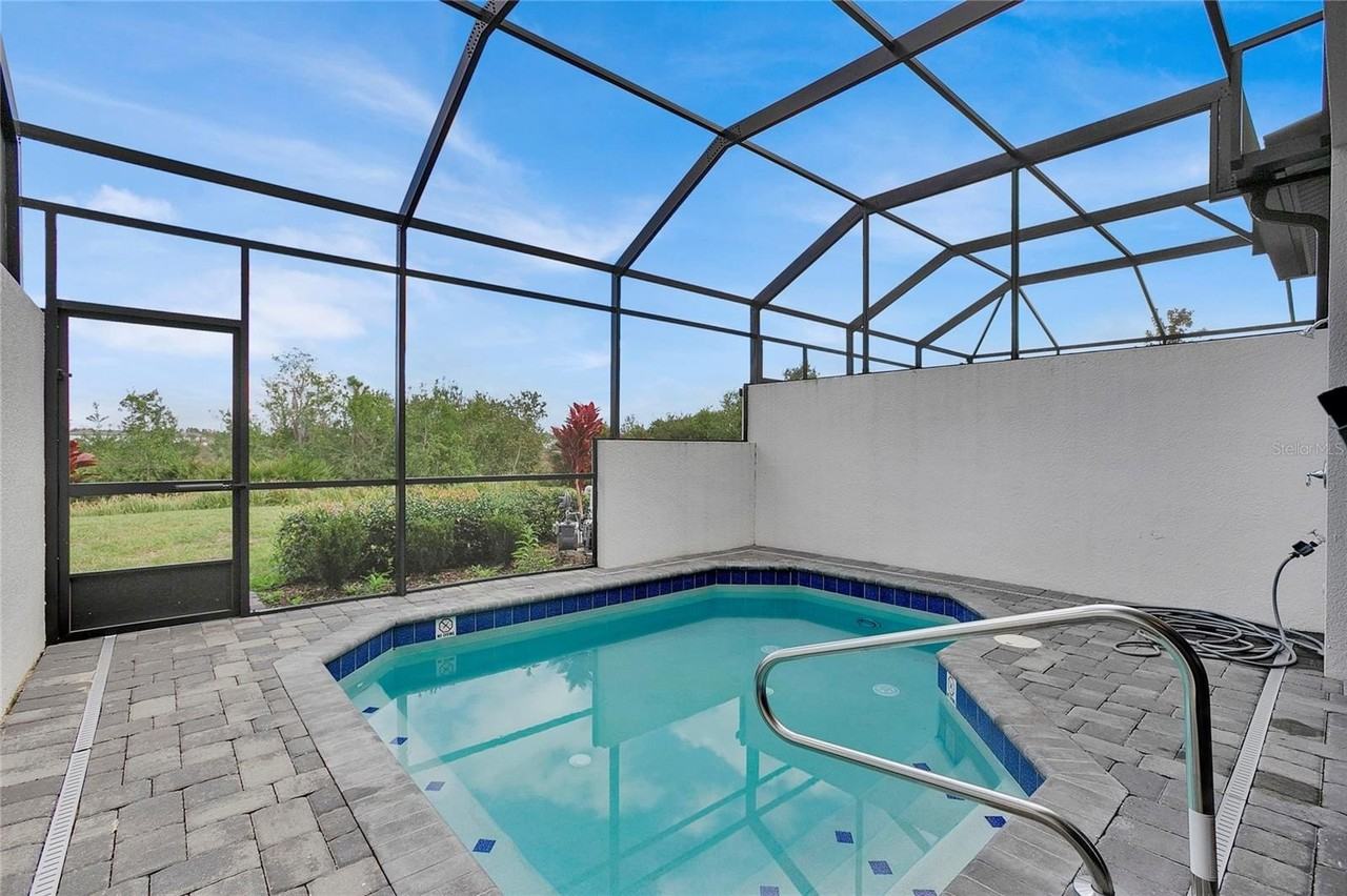 486 Captiva Dr - Photo 2 of 11