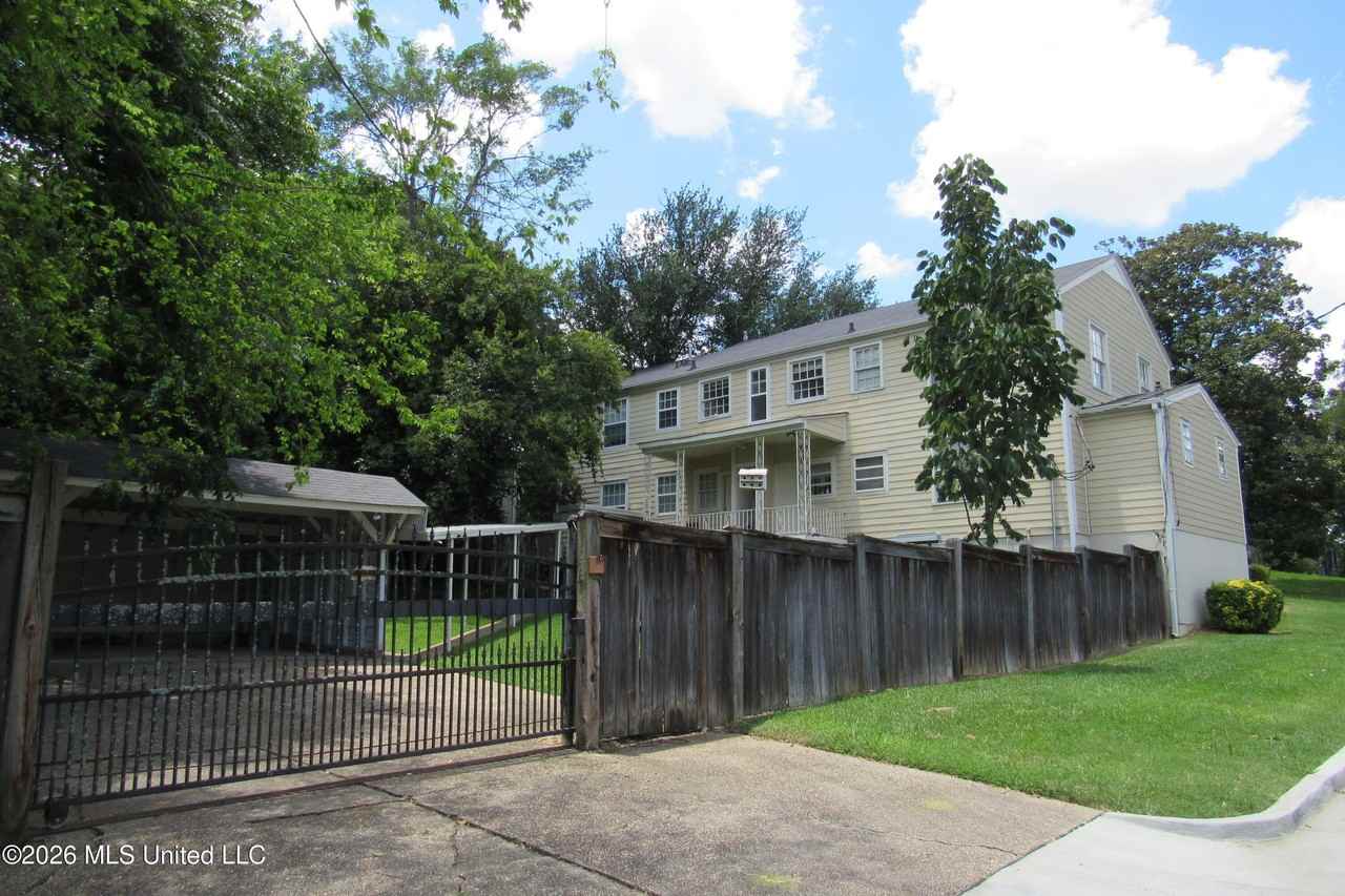 1055 Carlisle St Apt D - Photo 4 of 26